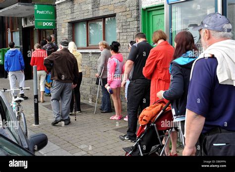 Welfare recipients stand in a waiting line in front of a Postbank Stock ...
