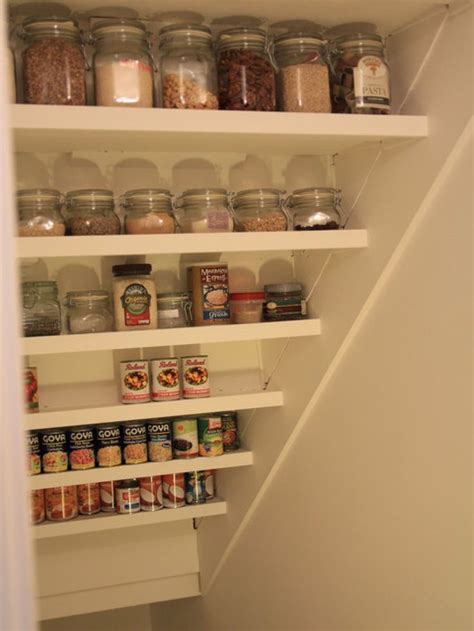 We also decided that at the same time we would also organize the small pantry in we installed the shelves on the back of the closet under the stairs first, and then we worked our way forward. Voor de kelder, onder de trap | Bezemkast, Kelder ideeen