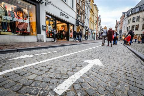 Het zag er eerder op de dag naar uit dat de voorkeur uitging naar twee prikken, maar tot een formeel advies daarover kwam het dan toch niet. Kritische reacties na Overlegcomité: "Mokerslag, dit zou ...