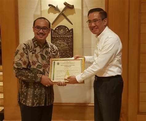 Roti gandum memang saat ini lebih disukai ketimbang roti tawar putih. Holland Bakery Resmi Kantongi Sertifikat Halal MUI - VOA ...