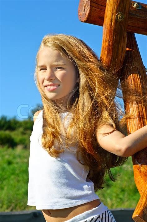 Acht Jahre Alt Lange Haare Mädchen Posiert Im Freien Stockfoto