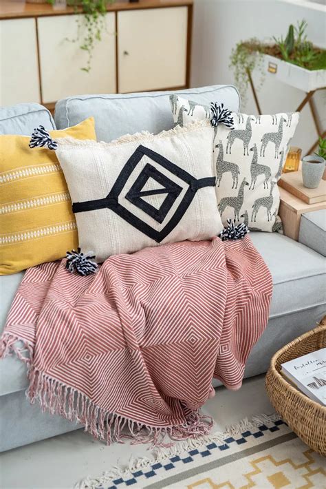 Later in history kelim rugs started to become popular in europe und the western world. DIY Projekte mit Teppichen: Kelim Kissen mit Quasten ...