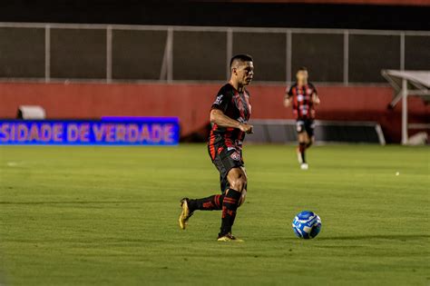 vitória falha em marcação perde para o atlético go no barradão e encerra sequência positiva