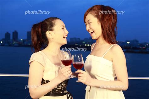 テラスでワインを飲みながら会話をしている2人の女性 写真素材 [ 2322222 ] フォトライブラリー Photolibrary