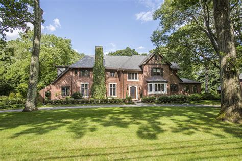 Ресторан для завтрака и обеда, бутербродная, кофейня. Outstanding Tudor-style mansion in the glorious Cliff ...