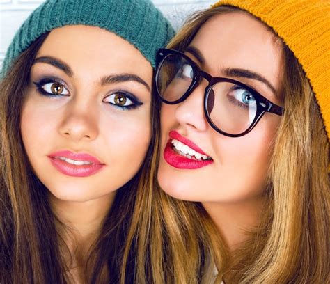 Portrait De Deux Jeunes Jolies Filles Portant Du Maquillage Lumineux