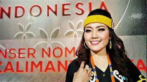 Tv show host and singer who has acted as a commentator on d'academy asia. Tampil Berkebaya Merah, Rosalina Musa Juri Dangdut LIDA ...