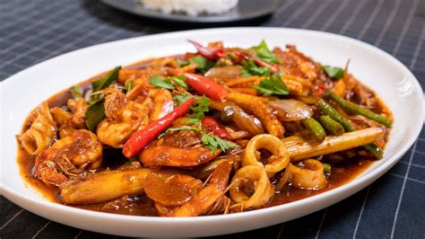 300 g campuran udang dan sotong (dihiris mengikuti citarasa) 3 biji bawang merah (ditumbuk) 2 ulas bawang putih. Paprik Seafood ala Thai yang Mantap - zipisland.com