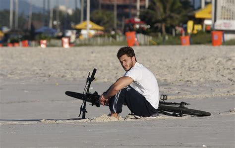 Klebber Toledo é fotografado abatido em praia do Rio Quem QUEM News