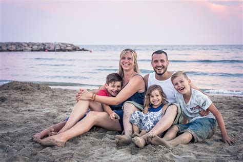 séance photo d une famille en vacances à la plage de la grande motte photographe montpellier
