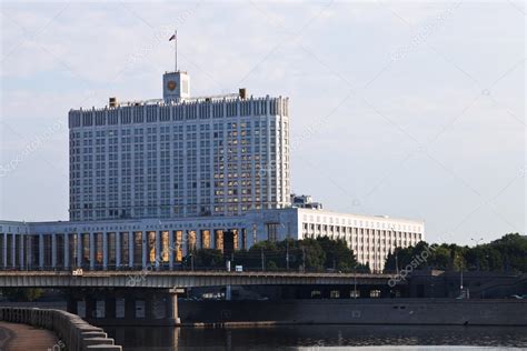 Die einnahme des weißen hauses in moskau, stürmt das rathaus und blutvergießen in „ostankino werden „october coup bezeichnet. Weißes Haus in Russland - Regierungsgebäude in Moskau ...