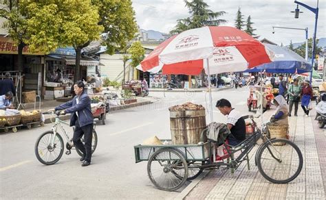 Algunos autos se atascan, así que tenga cuidado de no usar ruedas calientes más grandes, y es bastante ruidoso, pero se divierten con él. El Vendedor De Comida Callejera Se Queda Con La Gente ...