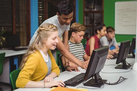 Estudiantes Sonrientes Que Estudian En El Aula De Informática Foto