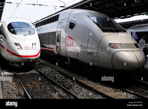 Tgv Frances Train à Grande Vitesse Et Un Train Ice Intercity Express