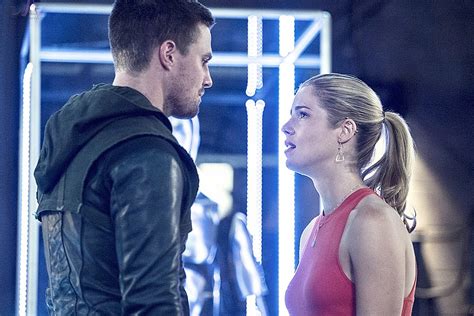 There's more to the promo than just smooching. 'Arrow' Season 3 Premiere Clip: Oliver & Felicity Multitask