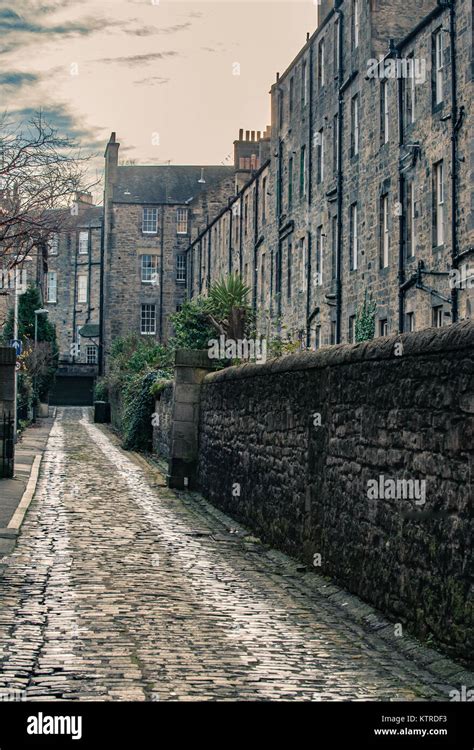 Old Cobblestone Streets Of Edinburgh Stock Photo Alamy
