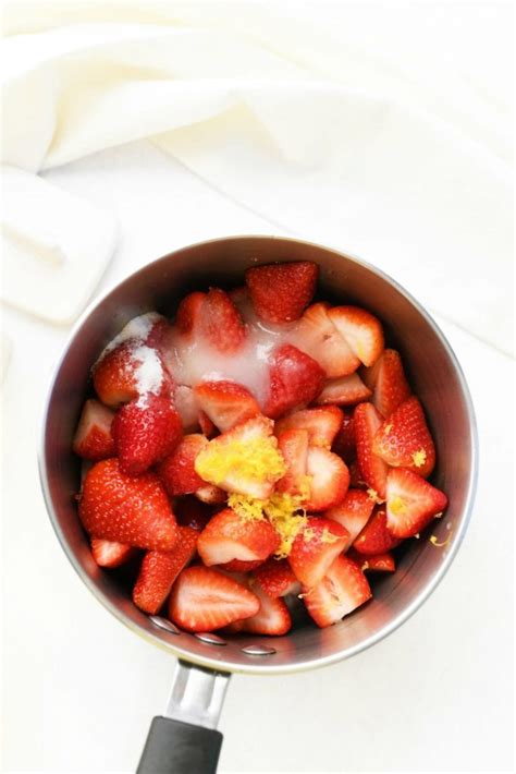 Sandraantonelli.com.visit this site for details: Quick & Easy Strawberry Compote Recipe | Sizzling Eats