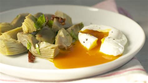Aprire le uova in padella le uova non vanno rotte e mescolate direttamente in padella. Ricetta - Uovo in camicia con carciofi | iFood