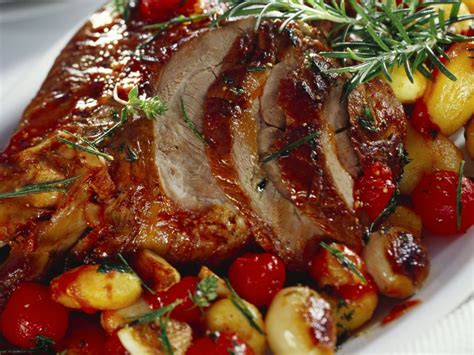 Drizzle olive oil on both sides of the pork chops and season with salt, black pepper (optional), garlic and thyme. Leg of lamb with shallots and rosemary Recipe | EatSmarter