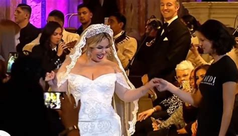 La cantante chiquis rivera hizo una polémica revelación que nadie se esperaba, aseguró que el fallecido cantante joan sebastian, sin importar edades y compromisos, intentó conquistarla. VIDEO:Se casan Chiquis Rivera y Lorenzo;guaruras golpean a ...