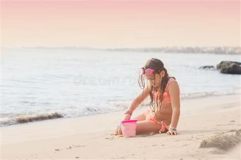 Bambina Che Gioca Sulla Spiaggia Facendo Castello Di Sabbia Estate E Vacanze Immagine Stock