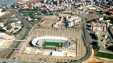 Das einzige moderne stadion in der serie a ist derzeit das 2011 eröffnete juventus stadium. File:Stadio Sant'Elia -Cagliari -Italy-23Oct2008.jpg ...