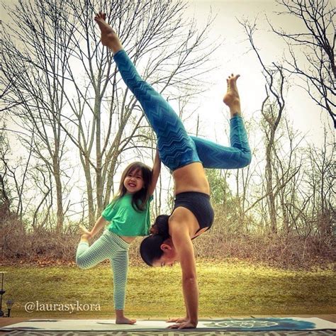 Hermosas Fotografías De Madre E Hija En Posturas De Yoga