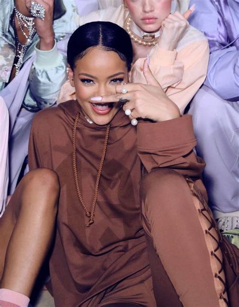 Pin By 𝕔𝕙𝕣𝕚𝕤𝕥𝕚𝕟𝕒𝕝𝕖𝕩𝕒𝕟𝕕𝕣𝕚𝕒 ️⛄️ On Rihanna Rihanna Outfits Rihanna