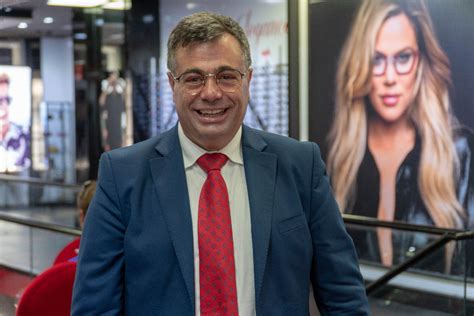 Joaquim quintino aires não pôde deixar de ficar surpreendido quando ana, logo na primeira nas histórias que conta, quintino aires reflecte as nossas próprias vidas, fantasmas e desejos. Sem tempo a perder, o Dr. Quintino Aires veio à nossa ...