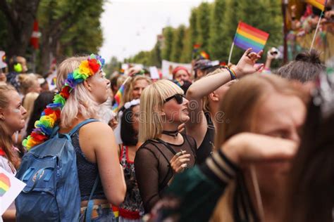每年骄傲游行lgbt 从参加同性恋自豪日的同性恋者的印象游行与彩虹颜色和旗子 编辑类图片 图片 包括有 性别 社区 124179415