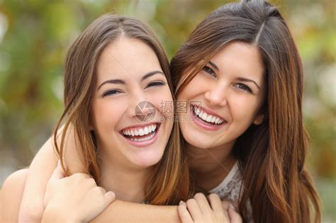 两个女朋友和洁白的牙齿说说笑笑高清图片下载 正版图片 摄图网