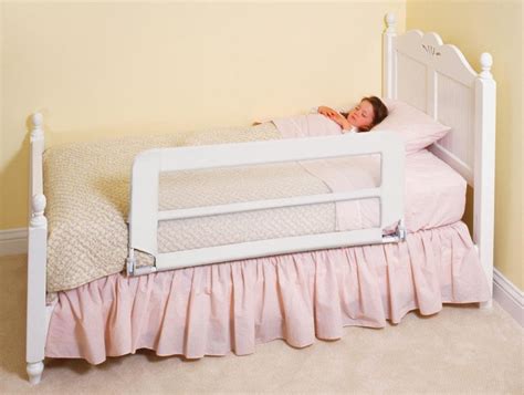 4 tips to keep a child in bed longer in the morning. Awesome and Safe Toddler Bed with Rails | atzine.com