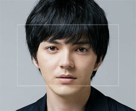 《阿麦从军 》的内容简介如下： 阿麦出生在麦熟时节，为此差点被爹爹取名为麦兜。 阿麦的父母从另一个时空穿越而来，她本想跟着父母过一番清净无争的 田园生活，谁料年幼丧双亲，战场逢异事……卸去红妆，进入军营，注定与 骚包将军邂逅， 小泉孝太郎の家族構成｜父親は小泉純一郎で元総理!母親は ...
