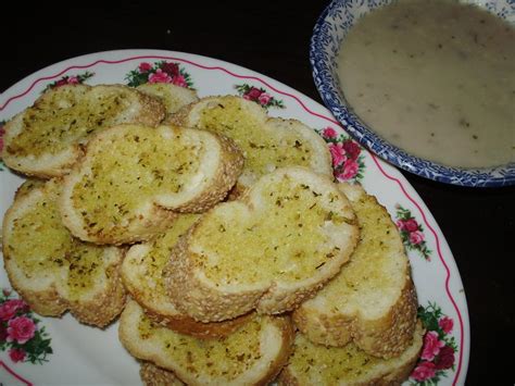 It's seasoned with bay leaves, thyme, garlic, and thickened with blended cubes of french bread with cream and parmesan cheese. Neeja Shamiza: Garlic Bread & Mushroom Soup