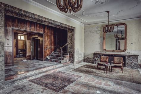 19 Eerie Photos Of The World’s Grandest Abandoned Hotels Viralscape