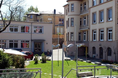 Der haltepunkt in dem damals unbedeutenden dorf wutöschingen wurde erst 1914 genehmigt, jedoch nie zu einem bahnhof erweitert, da die wutachtalbahn auf der höhe von wutöschingen rechts der wutach auf einem schmalen uferstreifen verläuft; Gebäudeansicht | Katholische Berufsbildende Schule Mainz