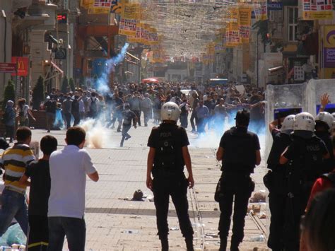 Police fire tear gas at protesters on İstiklal Avenue on 31 May