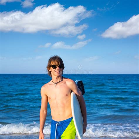 Surf Forante Felice Del Surfista Teenager Del Ragazzo Sulla Spiaggia Immagine Stock Immagine