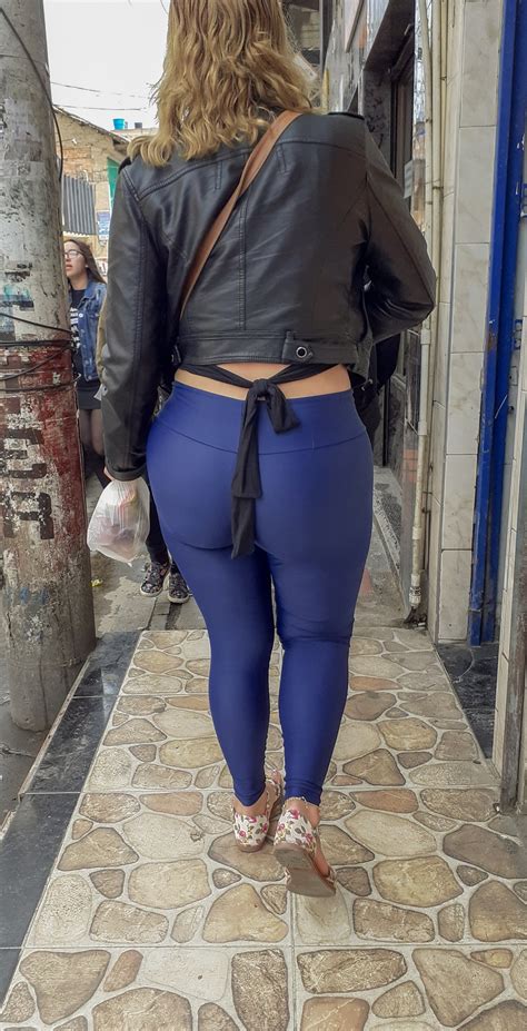 Bella Mujer Culona Usando Leggins Bien Pegados Mujeres Bellas En La Calle