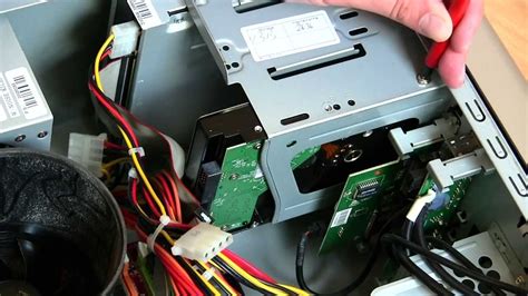 Man kann seine ganzen gerätschaften aber nicht nur einbauen oder verstecken, man kann sie auch mittels anbauten gut mit dem schreibtisch vereinen. Anleitung: Am Computer die Festplatte tauschen - neue HDD ...
