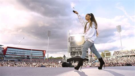Ariana Grande Somewhere Over The Rainbow Live At One Love Manchester Youtube