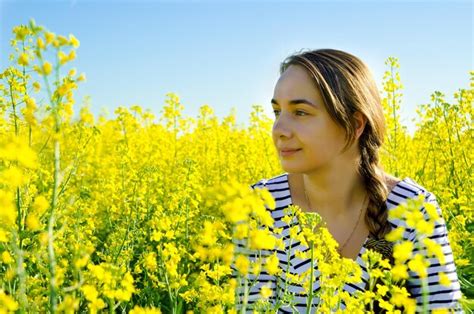 Premium Photo Beautiful Woman Sitting In The Field