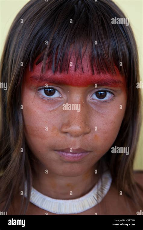 les indiens xingu dans l amazone brésil photo stock alamy
