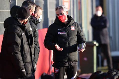 Selekcjoner reprezentacji polski paulo sousa zaszczepił się dziś przeciw #covid_19 na pge narodowy. Żwawe ruchy, dynamiczna gestykulacja, SKŁAD w dłoni. Paulo ...