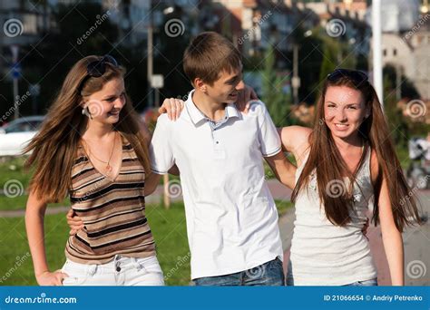 Trois Jeunes Adolescents Heureux Photo Stock Image Du Mouvement