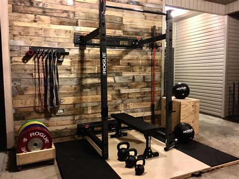 37 nice home gym decoration ideas. shiplap wall, matte black Rogue equipment | Diseño de ...