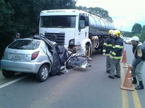 G1 Acidente entre carro e caminhão deixa mortos no Norte do RS