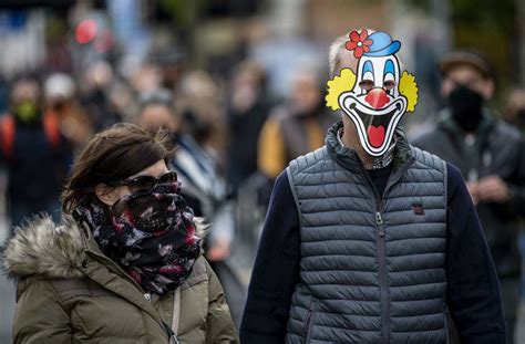Auch in berlin drohen nun bußgelder bei verstößen gegen die. Kampagne für Corona-Regeln: Berlin provoziert mit Mittelfinger gegen Maskenmuffel - Politik ...