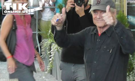 Mario girotti e alessandra panaro in. Fan-Massen huldigen Terence Hill - Filmstar lüftet Fitness ...