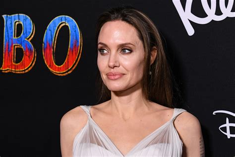 Is angelina jolie using her custody battle to destroy brad pitt's love life?one report says jolie is doing all she can to keep pitt and andra day apart.gossip cop investigates. Angelina Jolie va jouer une super-héroïne Marvel | CNEWS